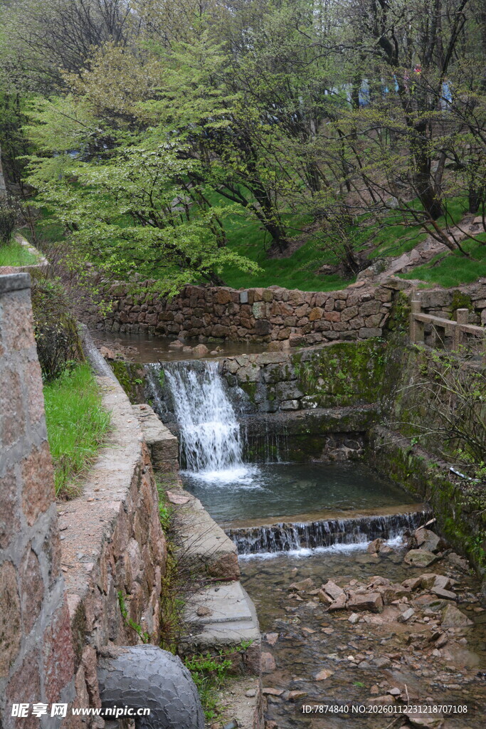 山间小瀑布景观