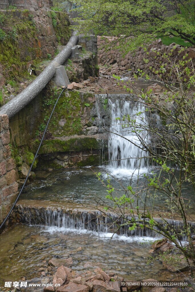 山间小瀑布溪流美景