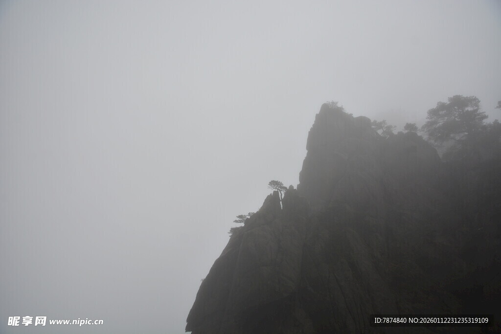 雾中峻峭山峰