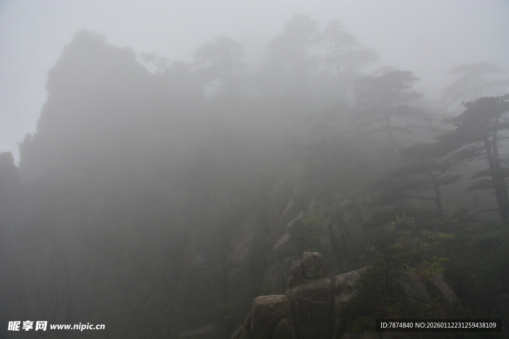 雾中朦胧的山峦景色