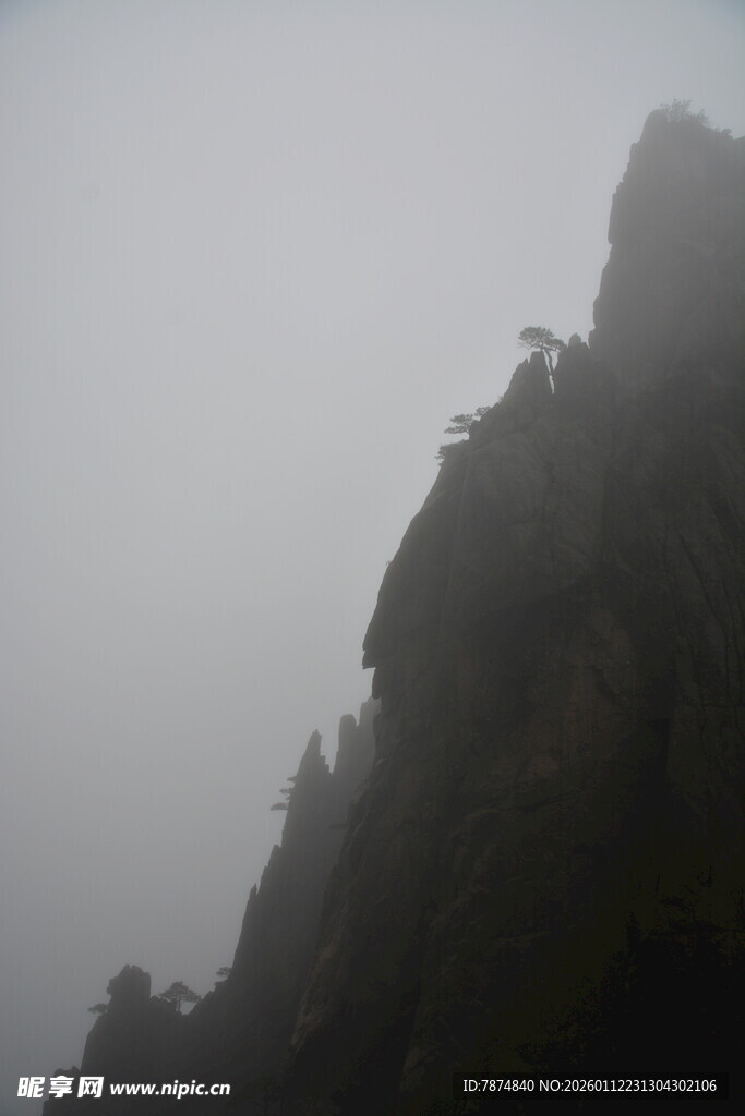 云雾缭绕的巍峨山峰