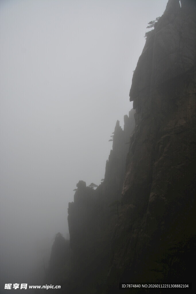 云雾缭绕的陡峭山峰