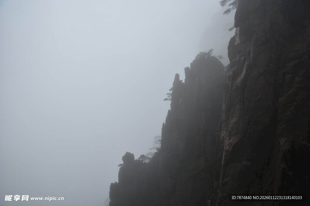 云雾缭绕的陡峭山峰