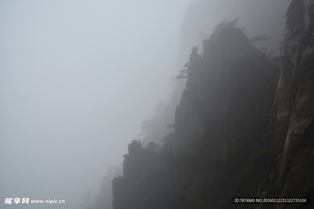 雾中峻峭山峰