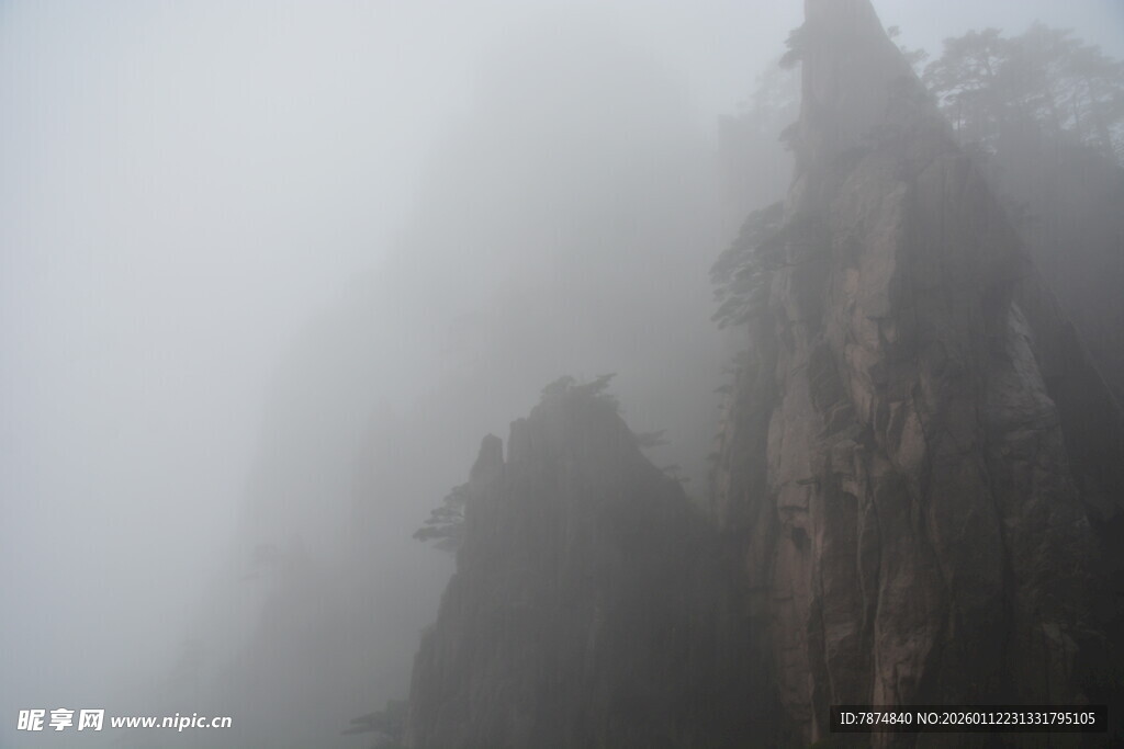 云雾缭绕的险峻山峰