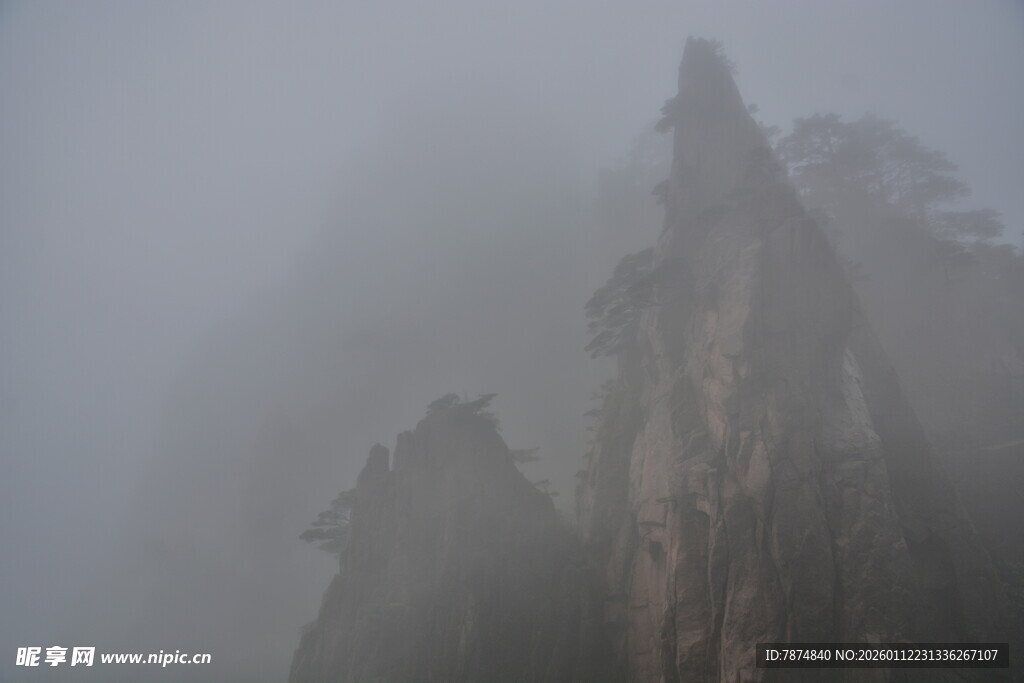 雾中峻峭山峰