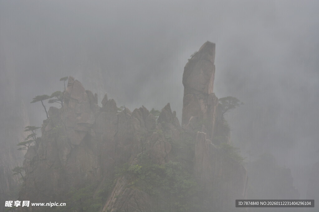 云雾缭绕中的奇峻山峰
