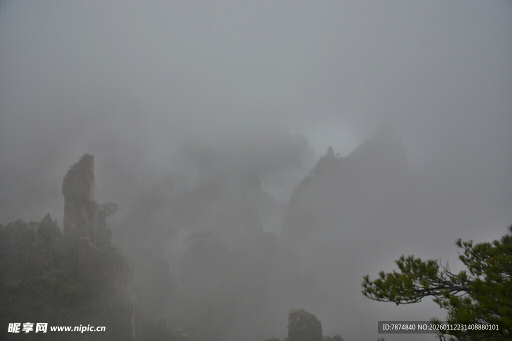 雾中奇峰景观