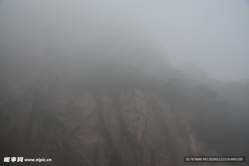 雾中朦胧的嶙峋山石