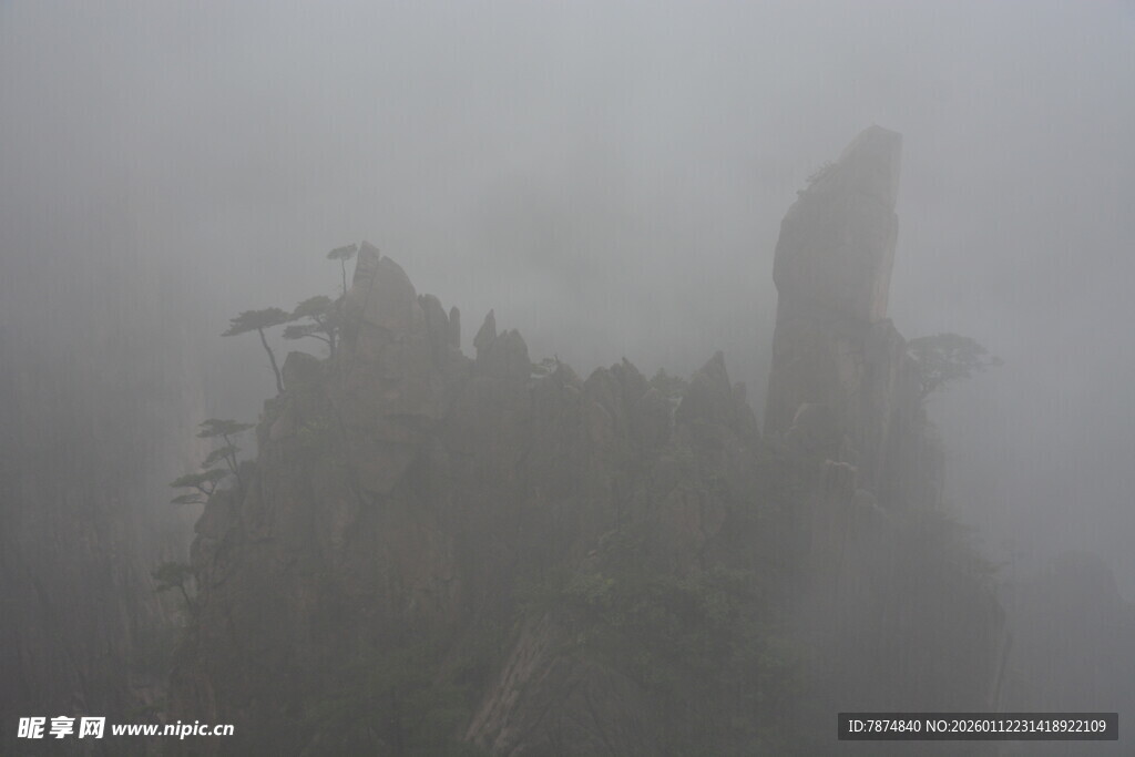 雾中峻峭山峰