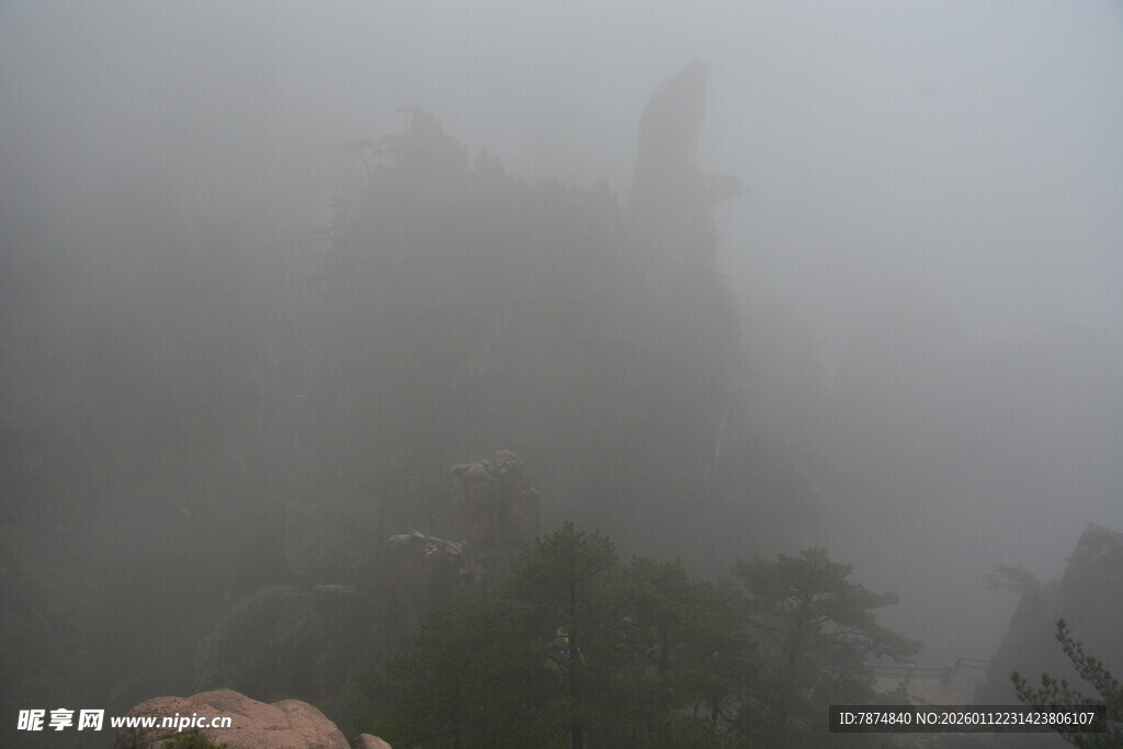 雾中朦胧的雄伟山峰