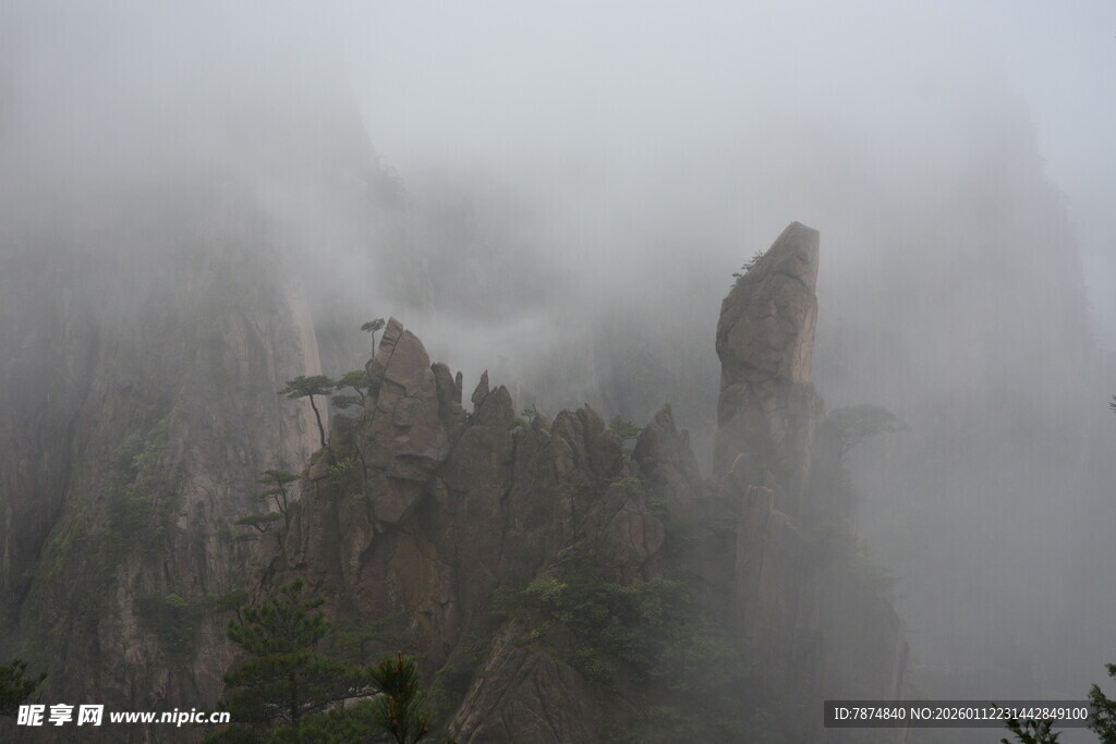 云雾缭绕中的奇峰异石