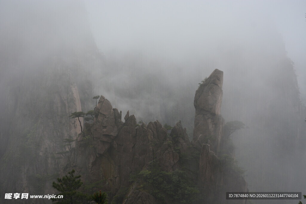 云雾缭绕的壮丽山峰