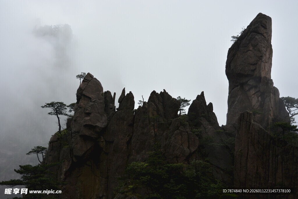 云雾缭绕的奇特山峰