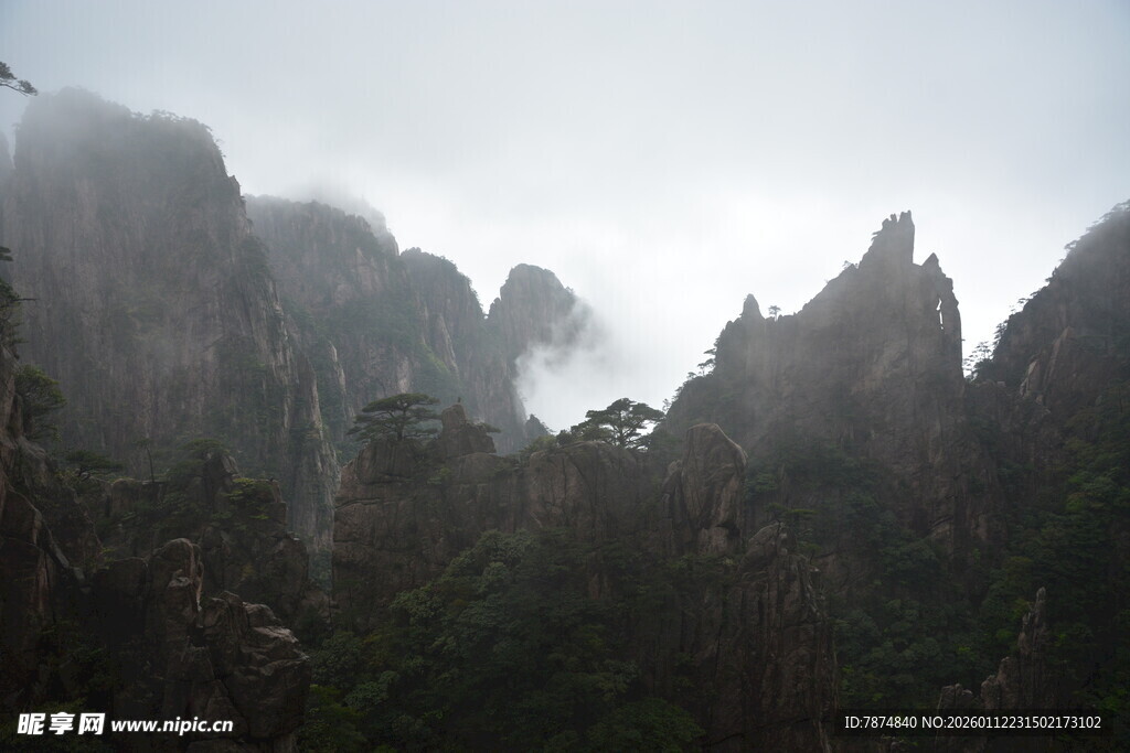 云雾缭绕的壮丽山峰景观