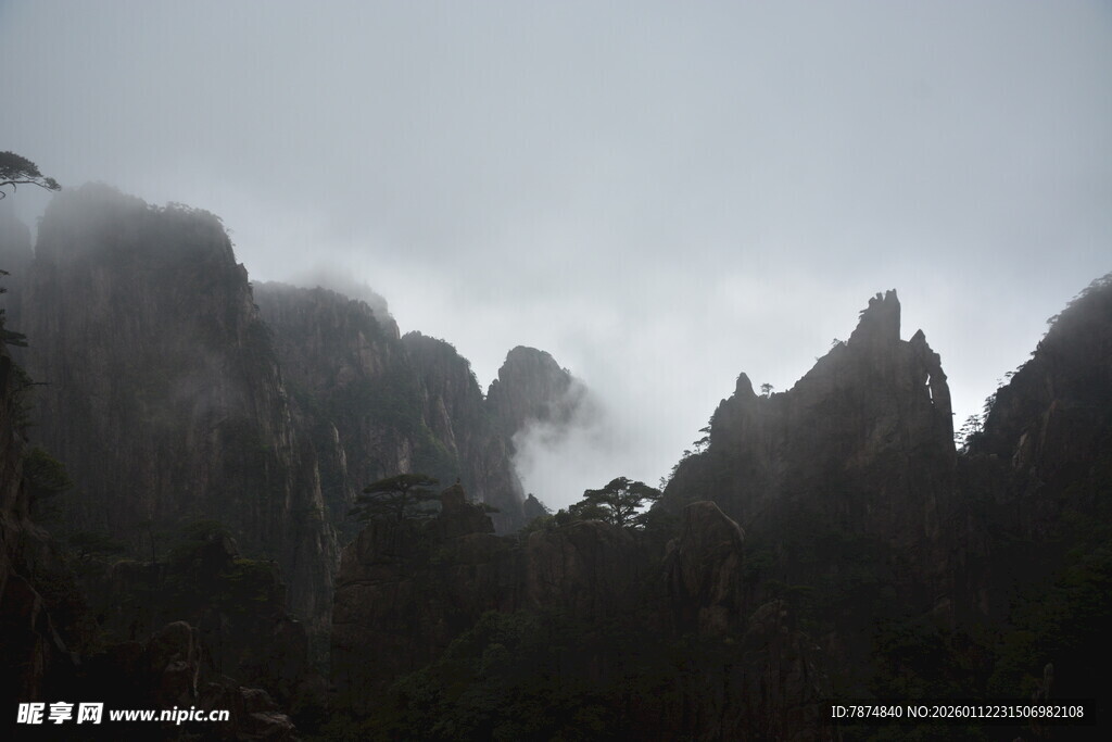 云雾缭绕的壮丽山峰