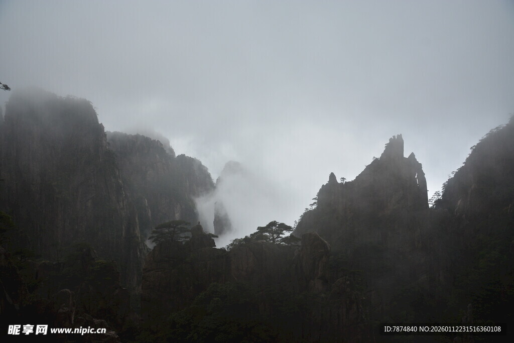 云雾缭绕的峻峭山峰