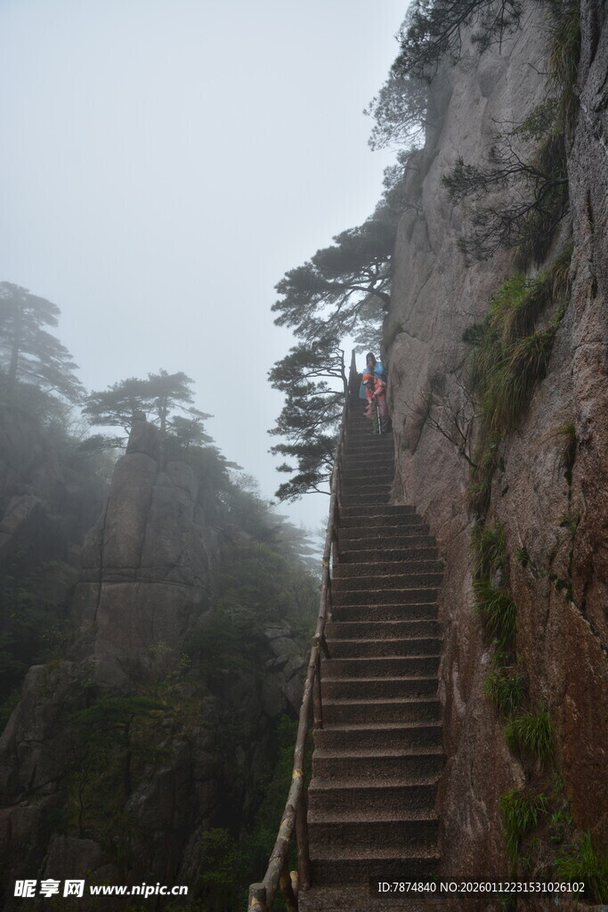 云雾中的陡峭山间石阶