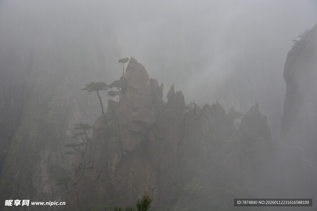 云雾缭绕中的险峻山峰