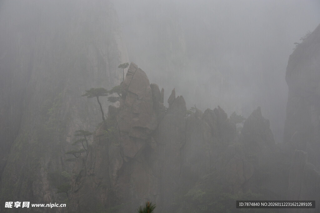 雾中峻岭显神秘