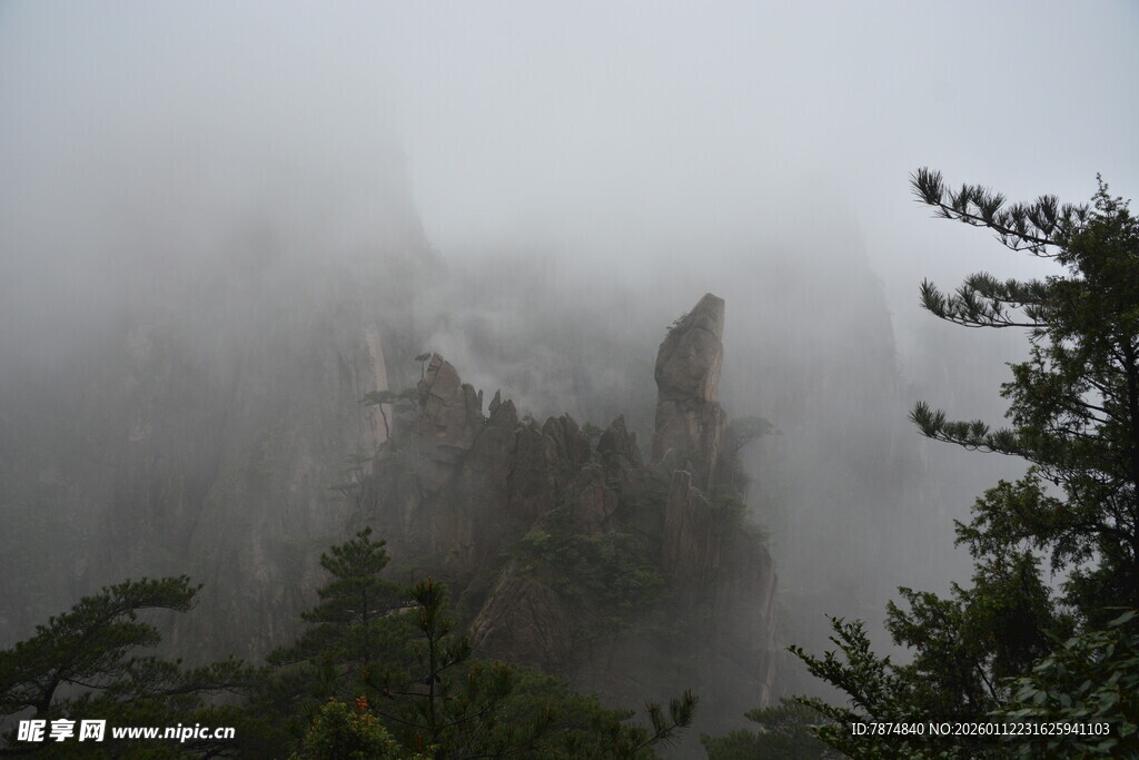 云雾缭绕的壮美山峰