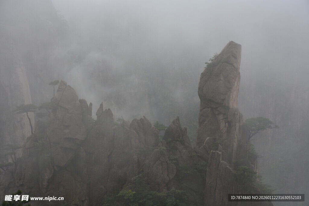 云雾缭绕中的奇峰怪石