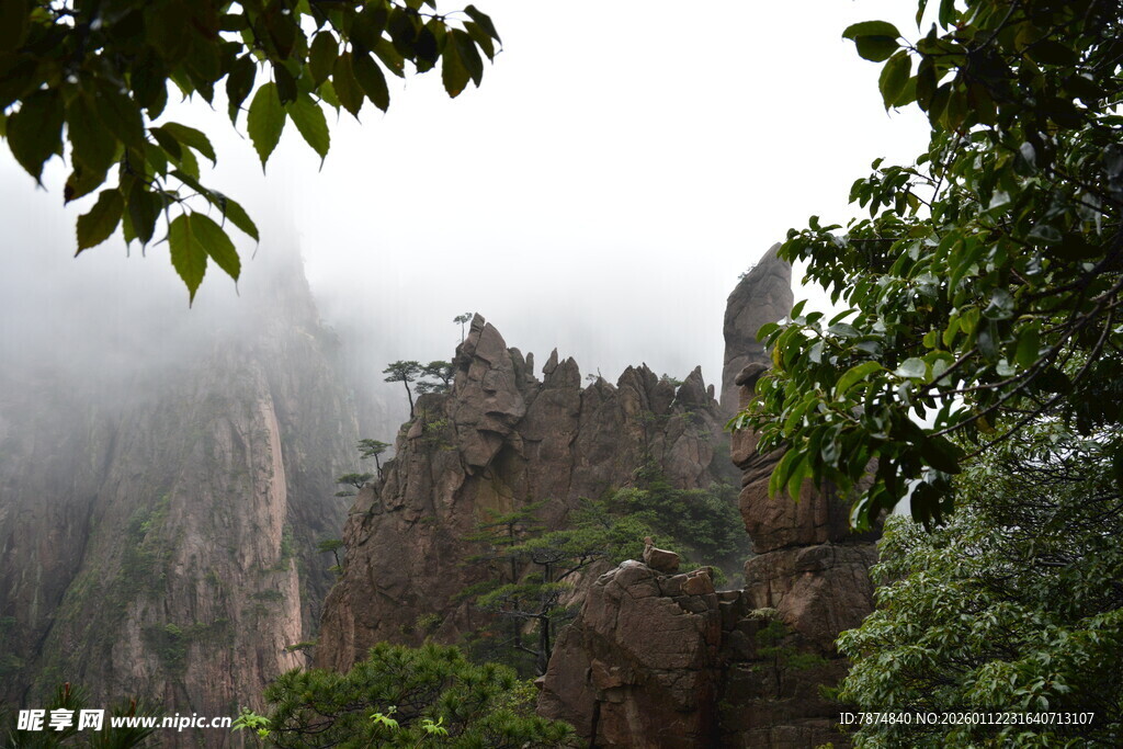 云雾缭绕的奇峰异石