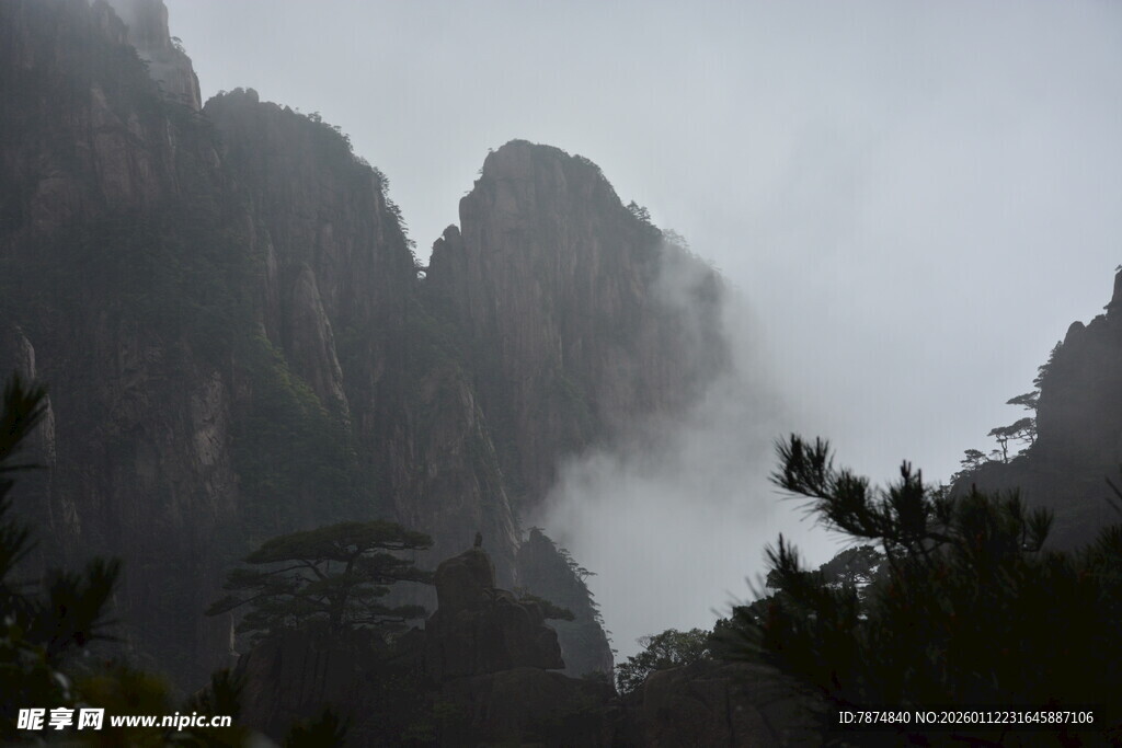 云雾缭绕的巍峨山峰