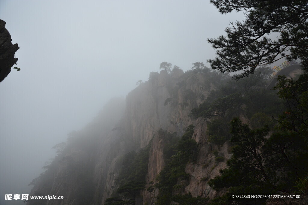 云雾缭绕的险峻山峰
