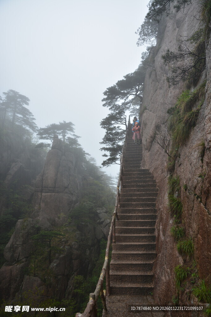 云雾中的山间石阶小道