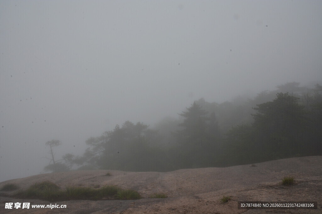 山间雾气笼罩的朦胧景象
