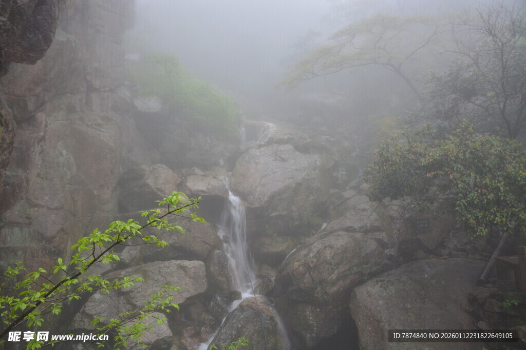 山间雾中瀑布景观
