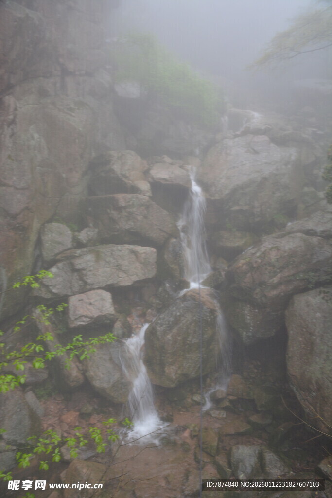 山间雾中潺潺小瀑布