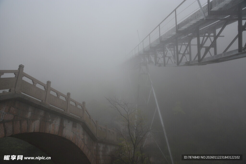 雾中桥梁 尽显朦胧之美