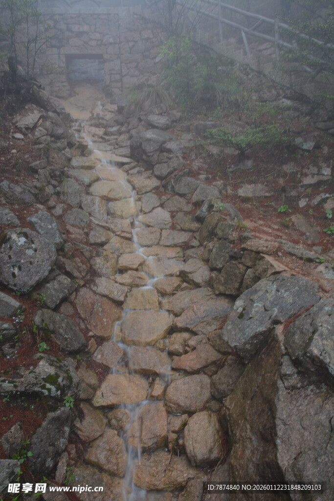 雾中蜿蜒的山间石板小径