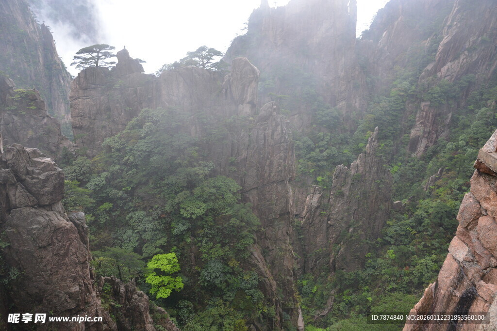 云雾缭绕的壮美山间景色