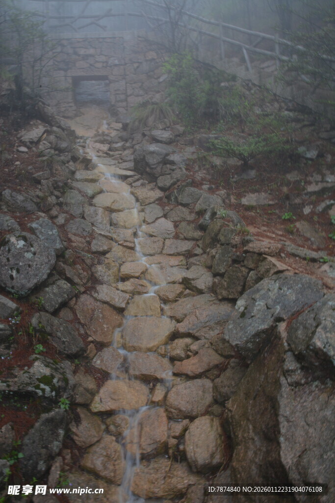 雾中崎岖石板山间小径