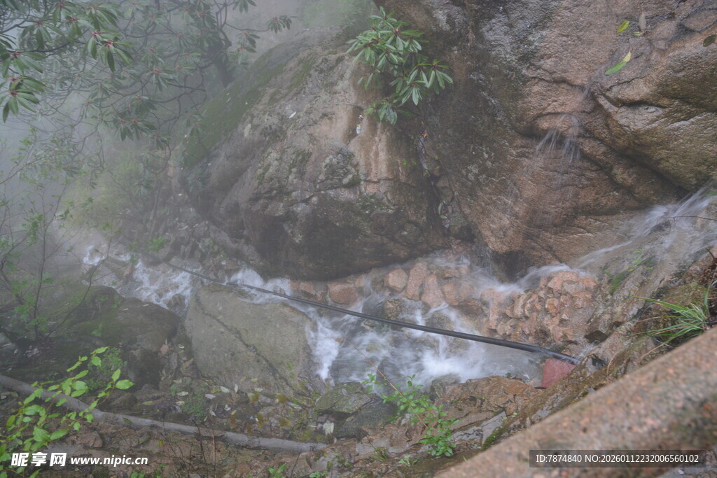 山间溪流潺潺 岩石相伴