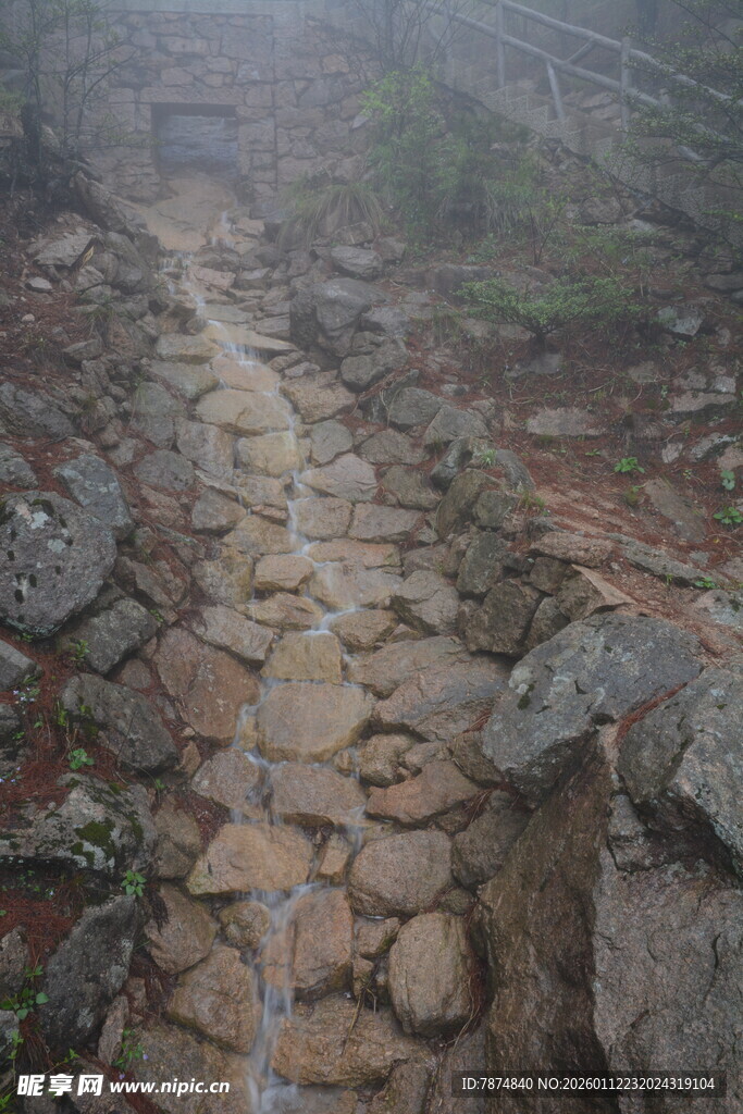 雾中蜿蜒的古朴石板小径