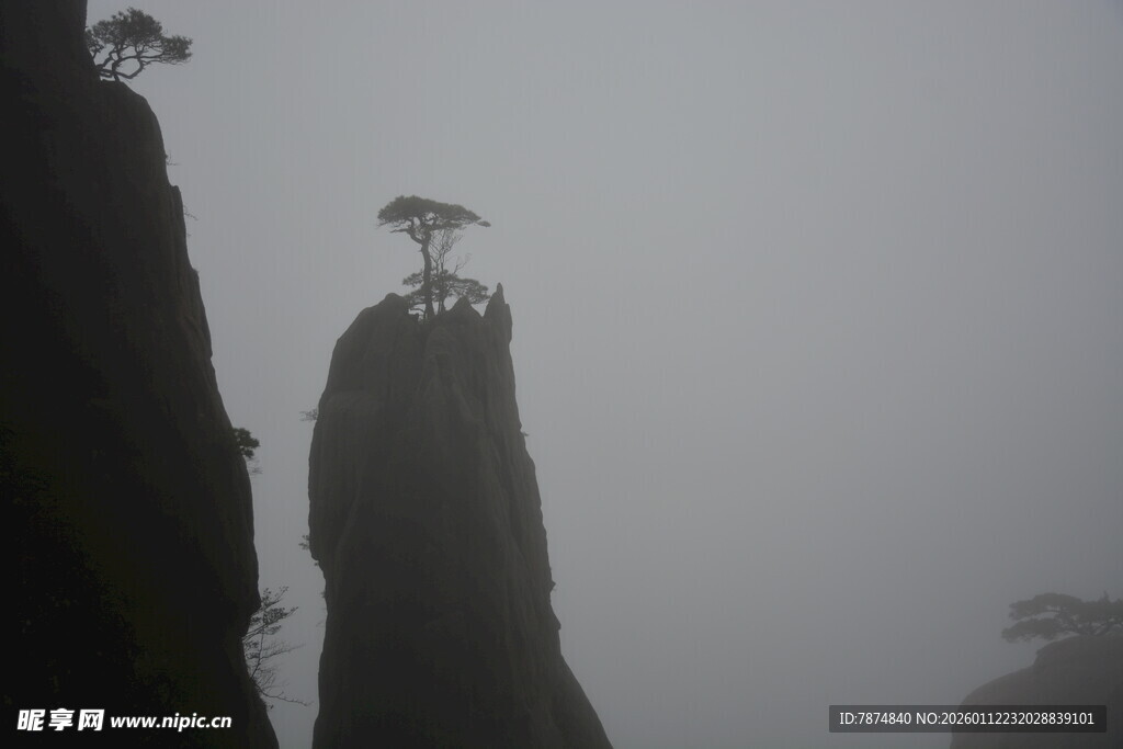 云雾中高耸的奇特山峰