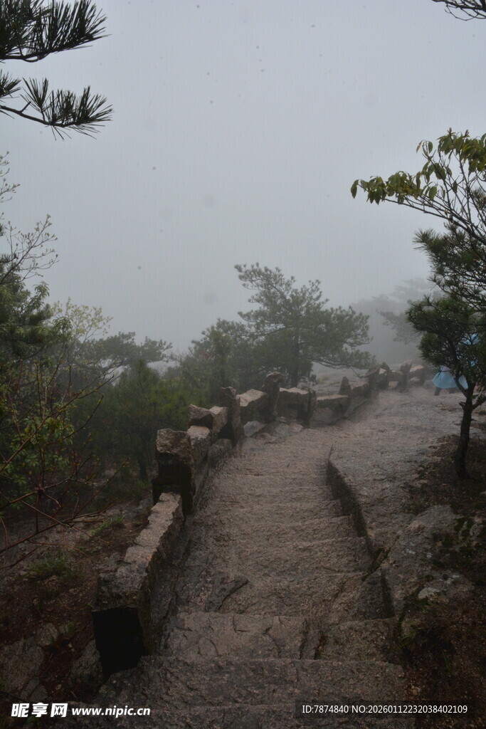 雾中蜿蜒山间小径