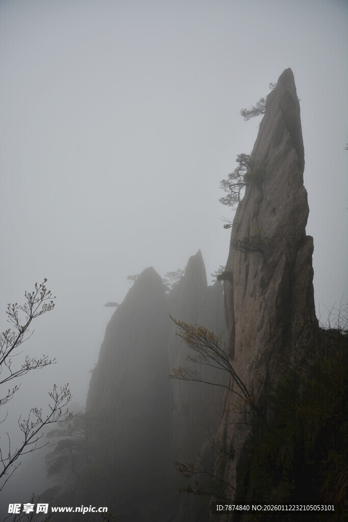 云雾中的峻峭山峰