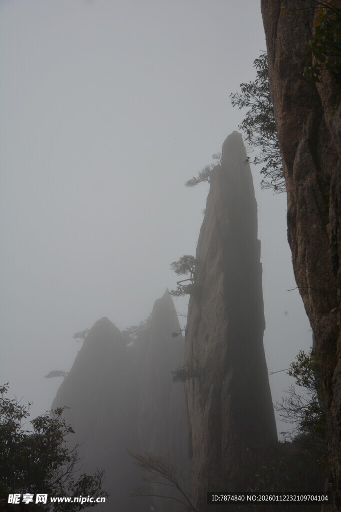 云雾缭绕中的奇峻山峰