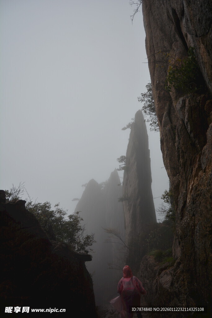 雾中徒步于奇峰峻岭间