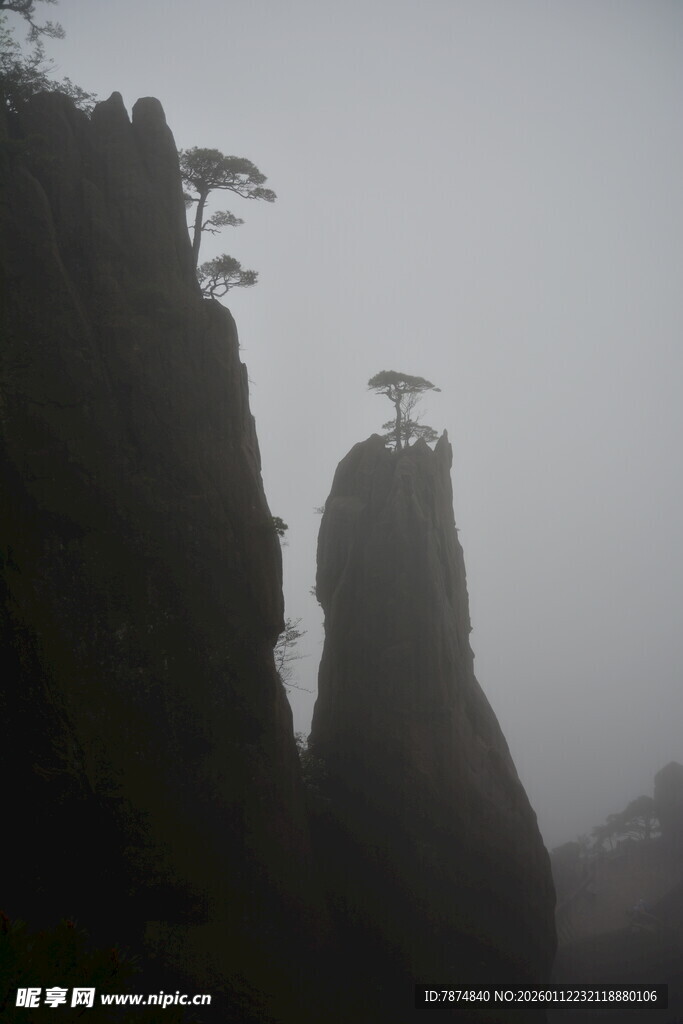 云雾中屹立的奇特山峰