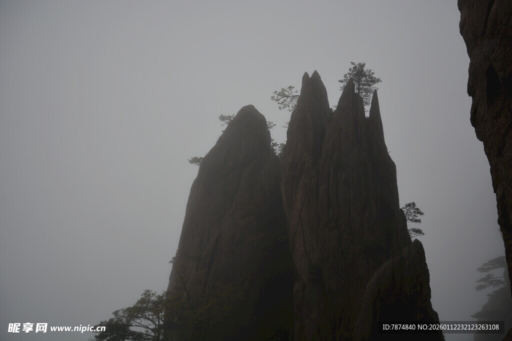 云雾缭绕的奇特山峰