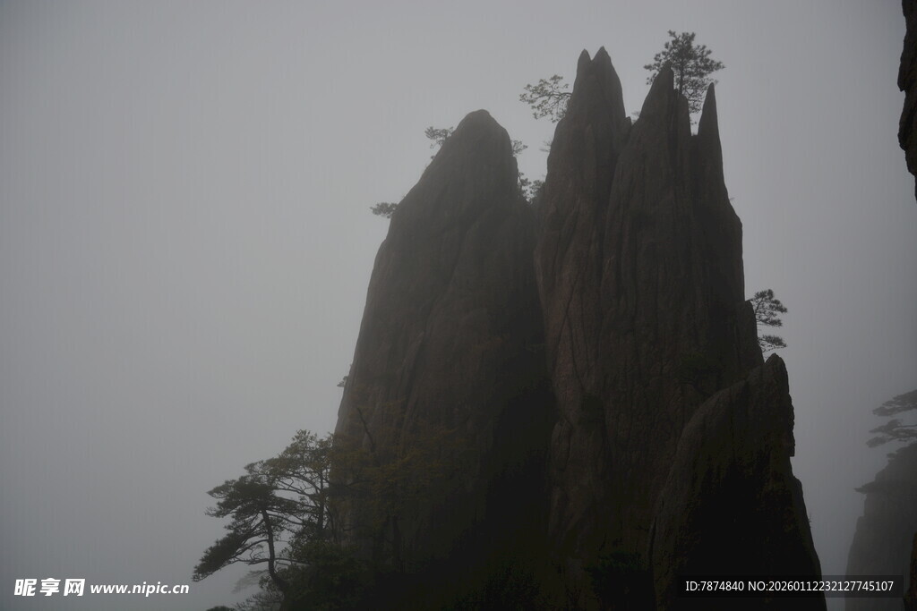 云雾中的峻峭山峰