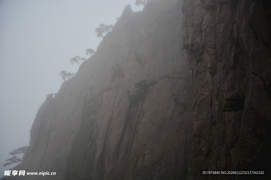 云雾缭绕的陡峭山峰