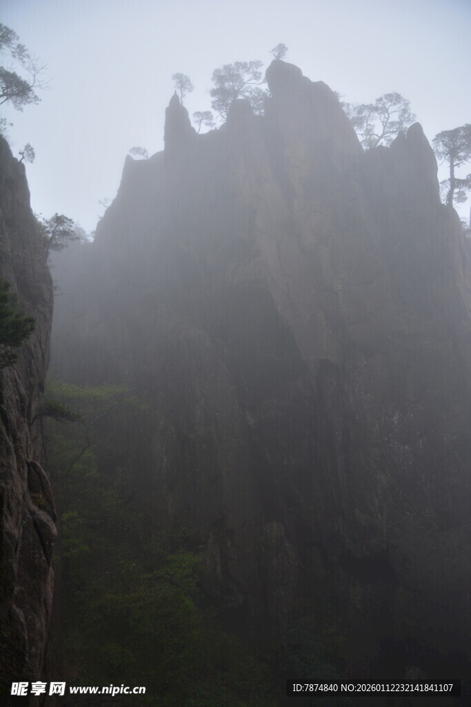 云雾缭绕的险峻山峰
