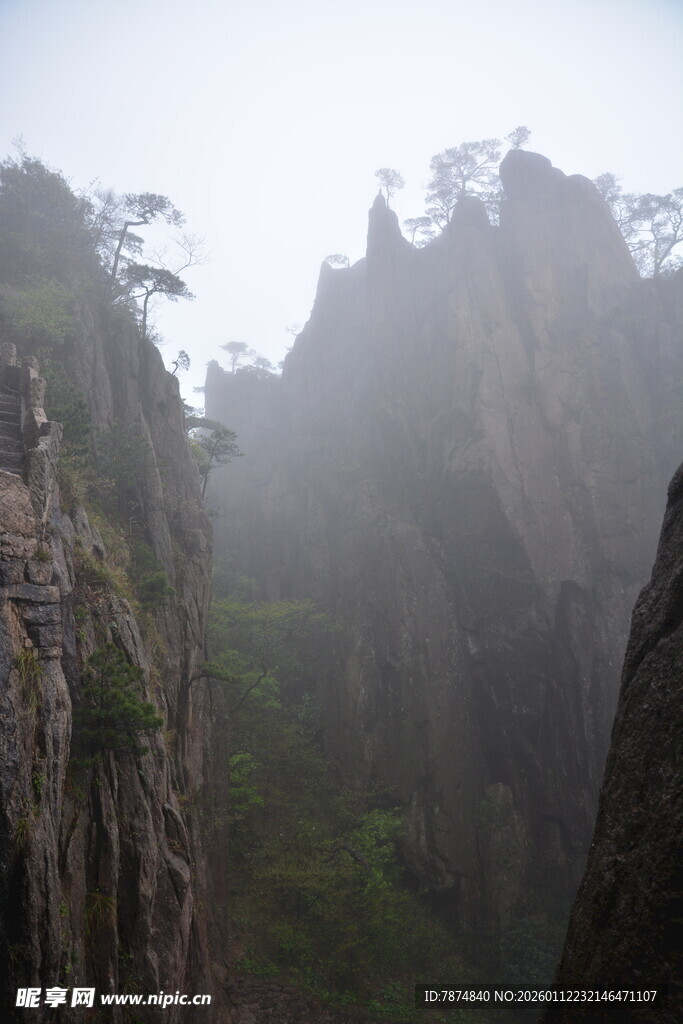 云雾缭绕下的险峻山峰